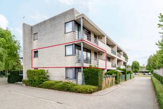 <p><strong>Charmant appartement in Zaventem met terras en recente afwerking.</strong><br />Dit verzorgde appartement in een zeer rustige residentie combineert comfortabel wonen met een praktische indeling. De recente keuken en badkamer zorgen voor een hedendaagse uitstraling en extra wooncomfort. Dankzij het EPC-label B, de conforme elektriciteit en de afwezigheid van asbest is dit appartement ook een energiezuinige en zorgeloze keuze. De lichtrijke woonkamer sluit mooi aan op het terras, ideaal om rustig te genieten. Er is bovendien de mogelijkheid om een garage bij aan te kopen voor 25.000 euro.<br /><br /><u><strong>Belangrijkste ruimtes:</strong></u><br />• Inkomhal (6 m²) met vlotte toegang tot de verschillende ruimtes<br />• Lichtrijke woonkamer (26,5 m²) met aangename leefruimte en toegang tot het terras<br />• Keuken (7 m²) met recente afwerking en praktische indeling<br />• Slaapkamer (12 m²) met comfortabele oppervlakte<br />• Badkamer (5 m²) recent vernieuwd en functioneel ingericht<br />• Apart toilet (1,2 m²)<br />• Berging (2,2 m²) voor extra opslagruimte<br />• Terras om in alle rust buiten te genieten<br />• Privatieve kelder (6,5m²)<br /><br /><u><strong>Troeven:</strong></u><br />• Recente keuken en badkamer. Elektrische zonwering in de zijgevel<br />• Zeer rustige residentie met mogelijkheid tot aankoop van garage<br />• EPC B, geen asbest en conforme elektriciteit<br /><br />Meer informatie of een bezoek met Joery Van De Gucht? Contacteer ons via +3223351115<br />JOUW DROOMAPPARTEMENT. ZO GEVONDEN!</p>