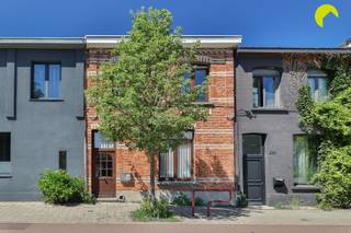 Cette maison mitoyenne à rénover avec une façade charmante est située dans la rue Alexander Franckstraat, à distance de marche du centre de...
