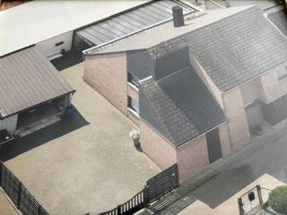 TE KOOP in Gijzegem <br /><br />Ruime, rustig gelegen halfopen gezinswoning. Degelijke goed onderhouden woning die steeds bewoond is. Woning in orde te zetten maar heeft heel veel potentieel. <br /><br />Gelijkvloers: inkomhal (8m²), inpandige garage (20m²,momenteel als extra slaapkamer ingericht), wasruimte met douche (6m²), wc (1,44m²), grote leefruimte-eetkamer (37m²), ruime leefkeuken (18m²), aanpalend aan de keuken heb je een grote veranda (35m²)<br />Verdieping: nachthal (5,5m²),3 grote slaapkamers (23,5m²; 21m² en 14m²) en 1 badkamer (6m² dubbele lavabomeubel, bad en wc)<br />Ruime zolder<br />EPC 488Kwh/m jaar, klasse E<br /><br />Te bezoeken op afspraak: 0498/25 62 05