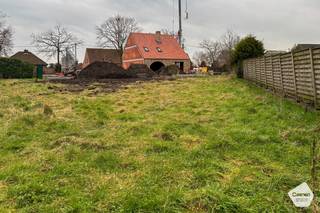 Deze <strong>bouwgrond, gelegen in de Westkantstraat</strong> (t.h.v. nr. 20) is geschikt voor eengezinswoningen, met inbegrip van zorgwoningen, kantoorfunctie, vrij beroep of dienstverlening.<br /><strong>Landelijk gelegen</strong> en op enkele minuten van het centrum van Ruddervoorde. Op- en afrit autosnelweg Ruddervoorde op amper 5min afstand.<br /><br />Het perceel (lot 6), zuid-west georiënteerd met een oppervlak van <strong>1.132m<sup>2</sup></strong> is bestemd voor open bebouwing, <strong>geen bouwstijl opgelegd.</strong>
<ul>
	<li>De inplanting van het hoofdgebouw gebeurt binnen de aangeduide zone op het verkavelingsplan. </li>
	<li>De bouwhoogte mag<strong> 1 bouwlaag </strong>bedragen met kamers in het <strong>dak</strong> (vrije dakvorm), maximum kroonlijsthoogte van 3.50m.</li>
	<li><strong>Bijgebouw van max. 40m<sup>2</sup>.</strong></li>
</ul>
<strong>Voor meer informatie neem contact op met oostkamp@caenen.be of 050 66 12 12.</strong><br /><br /> 