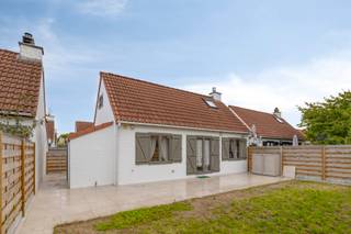 <p><span>Op zoek naar een gezellige vakantiewoning aan de Belgische kust? In het charmante New Village Park bevindt zich dit verzorgde vissershuisje, waar rust, comfort en vakantiesfeer samenkomen.</span></p>
<p><span>De woning omvat op het gelijkvloers een inkom, een aangename woonkamer met open keuken, een badkamer en een slaapkamer. Op de verdieping bevinden zich nog twee slaapkamers. De gezellige houtkachel zorgt voor heerlijke warmte en extra sfeer tijdens koelere dagen. Daarnaast is ook elektrische bijverwarming mogelijk. De schoorsteen werd recent volledig vernieuwd.</span></p>
<p><span>Een absolute troef is de zuidgerichte tuin met ruim terras, waar u in alle privacy van de zon en het buitenleven geniet. De buitenomgeving kreeg recent een grondige opfrissing: de woning werd volledig aan de buitenzijde herschilderd, de tuinafsluiting werd vernieuwd en het terras werd opnieuw aangelegd. Alles verkeert hierdoor in uitstekende staat!</span></p>
<p><span>Een privatieve parkeerplaats is inbegrepen in de verkoop.</span></p>
<p><span>Dit charmante en goed onderhouden vissershuisje vormt de ideale uitvalsbasis voor heerlijke vakanties, gezellige weekends en zorgeloze momenten aan de Belgische kust.</span></p>
<p><span>Domiciliëring in het vakantiepark is niet toegestaan.</span></p>
<p><span>Ontdek zelf de charme van deze vakantiewoning en plan uw bezoek!</span></p>