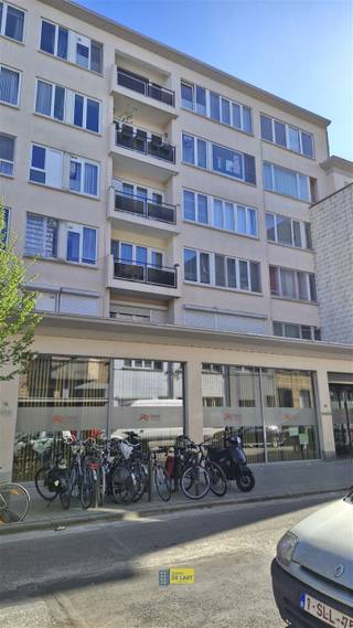 Deze studio is gelegen op de derde verdieping vooraan van een appartementsgebouw.We komen het appartement binnen in een inkomhal met berging en...