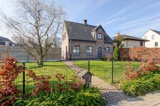 <p>Deze ruime, energiezuinige woning, is gelegen nabij het centrum van Nijlen. Op de gelijkvloerse verdieping bevinden zich een inkomhal met apart toilet, een leefruimte, een ruime keuken, een badkamer, een berging en nog 2 ruimtes die perfect dienst kunnen doen als home-office of praktijkruimte. Op de eerste verdieping zijn op dit moment 2 slaapkamers aanwezig en een afgewerkte ruimte die op dit moment als zolder gebruikt wordt. Deze verdieping biedt de ruimte om 4 slaapkamers te creëren en een extra badkamer. De tuin is zuidwestelijk geörienteerd, en is voorzien van bijgebouw, serre en zwemvijver. Het perceel is ook langs de Breugelhoevestraat toegankelijk via 2 schuifpoorten die toegang geven tot de parkeerplaatsen. Deze woning beschikt verder over alle moderne technieken: verwarming op warmtepomp, zonnepanelen, thuisbatterij, geboorde waterput,... Maak snel uw afspraak! </p>