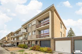 <p><span>Charmant appartement au rez-de-chaussée avec jardin et garage Heiveldlaan 3, 2950 Kapellen</span></p><p><span>Vous êtes à la recherche d'un appartement confortable et pratique dans un endroit central mais calme ? Cet appartement au rez-de-chaussée allie le confort à un agréable petit jardin et à un garage privé. Idéal pour ceux qui aiment vivre de plain-pied ou qui sont à la recherche d'un investissement intelligent.</span></p><p><span>Aménagement</span></p><ul><li><span>Espace de vie confortable avec beaucoup de lumière naturelle</span></li><li><span>Cuisine semi-ouverte, compacte mais fonctionnelle</span></li><li><span>Deux chambres à coucher, pouvant servir de chambre à coucher ou de pièce de loisir</span></li><li><span>Espace de rangement pratique pour un stockage supplémentaire</span></li><li><span>Toilettes et salle de bains séparées</span></li><li><span>Volets dans chaque pièce, pour plus de confort et de sécurité</span></li></ul><p><span>Les avantages</span></p><ul><li><span>Jardin attenant, idéal pour la détente ou les repas en plein air</span></li><li><span>Garage inclus, pour un stationnement toujours facile et sûr</span></li><li><span>Situation tranquille avec accès facile aux commerces, écoles et transports en commun</span></li></ul><p><span>Cet appartement est idéal pour les débutants, les couples ou les investisseurs à la recherche d'un bien pratique et abordable dans le quartier vert de Kapellen.</span></p>