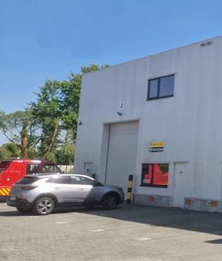 De KMO-unit heeft een oppervlakte van 375m² en beschikt over een ingebouwd kantoortje en een mezzanine vooraan. Daarnaast is hij uitgevoerd...