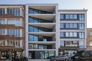 <span>OMGEVING</span><br /><span>De ligging aan de Muidepoort biedt een perfecte balans tussen stedelijk leven en serene groene omgevingen. De nabijheid van parken, wandelpaden langs de Leie en een scala aan winkels en eetgelegenheden maken dit de ideale plek om te wonen.</span><br /><span>De Muidepoort staat bekend om zijn gezellige en dynamische sfeer, waardoor het een aantrekkelijke woonomgeving is voor zowel jonge professionals als gezinnen. Hier geniet je van het beste wat Gent te bieden heeft, met gemakkelijke toegang tot het stadscentrum en uitstekende verbindingen met het openbaar vervoer.</span><br /><br /><span>INDELING</span><br /><span>De appartementen bieden een harmonieuze mix van ruimte en licht, met grote ramen die elke kamer vullen met natuurlijk daglicht. De open woonruimtes zijn perfect voor zowel ontspanning als entertainment, en de moderne keukens zijn uitgerust met de nieuwste apparatuur. Elk appartement beschikt over één tot drie slaapkamers, ideaal voor gezinnen, professionals als investeerders.</span><br /><br /><span>De bewoonbare oppervlakte van de appartementen variëren van 67m² tot en met 137m².</span><br /><br /><span>E-PEIL 30</span><br /><span>Gebouwd met duurzaamheid in gedachten zijn de appartementen energiezuinig en voorzien van een warmtepomp en zonnepanelen. Dit resulteert niet alleen in lagere energiekosten, maar draagt ook bij aan een groenere toekomst.<br /><br />Het project werd opgeleverd.<br /><br />Contacteer Krista voor meer info 0470 70 72 26.<br /></span>