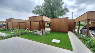 <strong>Instapklare, energiezuinige woning</strong> met tuin, <strong>carport </strong>en drie slaapkamers in de groene woonwijk <strong>De Vloei te Ieper.</strong><br /><br />Deze kwalitatieve <strong>nieuwbouwwoning</strong> combineert hedendaags wooncomfort met duurzame technieken zoals een warmtepomp, vloerverwarming, ventilatiesysteem D en zonnepanelen.<br />Dankzij het uitstekende E-peil van maximaal 20 geniet u van een bijzonder laag energieverbruik en een aangenaam binnenklimaat.<br /><br /><strong>Indeling gelijkvloers :</strong>
<ul>
<li>Inkomhal met vestiaire</li>
<li>Gastentoilet</li>
<li>Lichtrijke leefruimte met zicht op de tuin</li>
<li>Open keuken met aansluitende bergruimte</li>
<li>Praktische wasplaats</li>
<li>Carport</li>
<li>Aangelegde tuin met terras en tuinberging<br /> </li>
</ul>
<strong>Verdieping :</strong><br />3 volwaardige slaapkamers<br />Ruime badkamer met dubbel lavabomeubel, inloopdouche, ligbad en toilet<br />Handige bovenberging<br /><br /><strong>Volledig afgewerkt :</strong><br />De woning wordt volledig afgewerkt opgeleverd, inclusief:
<ul>
<li>Geïnstalleerde keuken</li>
<li>Volledig ingerichte badkamer</li>
<li>Vloerafwerking op gelijkvloers en verdieping</li>
<li>Terras en tuinaanleg<br /> </li>
</ul>
<strong>Troeven : </strong><br />✔ Energiezuinig wonen (E-peil max. 20)<br />✔ Warmtepomp, vloerverwarming en zonnepanelen<br />✔ 3 slaapkamers<br />✔ Carport en tuinberging<br />✔ Instapklaar afgewerkt<br /><br />Grondoppervlakte : 187 m²<br />Woonoppervlakte 133 m² + carport 18 m² + tuinberging 10 m²<br /><br />330.150,- euro excl. kosten, <strong>403.615,- euro incl. raming aankoopkosten</strong><br /><br />Interesse? Contacteer ons voor meer informatie of een bezoek via 051 21 11 11 of matias@imfiro.be.