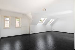 <p>Verzorgd en instapklaar dakappartement op de tweede verdieping van een aangename residentie, met lift en een bijzonder ruim dakterras van 42 m². Het appartement omvat een privatieve inkomhal, een lichtrijke woonkamer van ca. 34 m² met aansluitend een open, praktisch ingerichte keuken van ca. 10,8 m². Verder zijn er twee slaapkamers van ca. 14 m² en 10,6 m², een badkamer met douche, een afzonderlijk toilet en een praktische wasplaats. Het goed georiënteerde dakterras vormt de absolute troef en biedt een mooi uitzicht over de achterliggende groene omgeving. Bovendien beschikt het appartement over een privatieve berging van ca. 7,2 m² en een ruime garagebox van ca. 18 m². Een uitstekend onderhouden appartement dat comfort, lichtinval, buitenruimte en praktische bergruimte op een aangename manier combineert.</p>