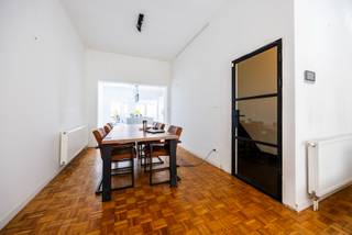 Bent u op zoek naar een compleet gerenoveerde woning met 3 slaapkamers en buitenruimte? Dan is deze zeer ruime woning vlakbij Park Spoor Noord misschien wel wat u zoekt! <br /><br />Indeling: <br />U betreedt de woning via de inkomhal, waar u in de gang de aansluiting voor de wasmachine en droogkast kan terugvinden. <br />Op de eerste verdieping vindt u de volledig geïnstalleerde keuken, de lichte woonkamer, de gezellige buitenruimte met pizza oven en het aparte toilet. <br />Op de tweede verdieping bevinden zich 1 slaapkamer, een badkamer en een polyvalente ruimte, alsook een tweede buitenruimte. <br />Op de derde verdieping vindt u nog twee ruime slaapkamers. <br /><br />Pluspunten: <br />- Toplocatie nabij Park Spoor Noord <br />- Compleet gerenoveerde woning met twee gezellige buitenruimtes <br />- Eventueel staanplaats bij te huren aan €125/maand<br />- Beschikbaarheid: 1/11/2026<br /><br />Voor meer informatie kan u steeds contact opnemen met One vastgoed!