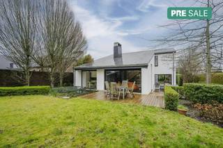 Alleenstaande villa te koop in Marke (Rodenburg), rustig gelegen in een doodlopende straat nabij AZ Groeninge. Deze lichtrijke woning combineert karakter, comfort en privacy met een vlotte bereikbaarheid.* Alleenstaande woning / villa te koop in Marke (Rodenburg)* Gelegen in een rustige, doodlopende straat met maximale privacy* Topligging nabij AZ Groeninge, Hoog Kortrijk en belangrijke invalswegen* Vlotte verbinding naar autosnelweg via de Marionetten of de Pottelberg* Lichtrijke leefruimte met warme, gezellige uitstraling* Aansluitende leefkeuken met veel natuurlijk licht* Mooie connectie tussen binnen en tuin dankzij grote raampartijen* Aangename, groene tuin met veel privacy* 3 volwaardige slaapkamers* Ruime garage, ideaal voor wagen, fietsen en opslag* Veel praktische bergruimte dankzij ingemaakte kasten* Nabij scholen (Rodenburgschool, Damiaanschool, Kinderland)Verkoop via pre-sale. Op zat 18/04 kan u dit huis voor het eerst bezoeken (tussen 10u en 14u op afspraak) Bij verdere interesse kan er de week daarna opnieuw een bezoek worden ingepland. Tegen vrij 24/04, uiterlijk 12u kan u een eenmalig maximaal bod uitbrengen. Meer info via matthias.vanneste@dewaele.com of 0479 67 68 48De eigendom wordt aangeboden via de Pre-sale formule. Op 24/04/2026 tussen 10:00 en 12:00 kan u de woning op afspraak komen bezichtigen en een bod uitbrengen. De vermelde prijs is een instelprijs. Voor meer info, gelieve contact op te nemen met de dossierverantwoordelijke.