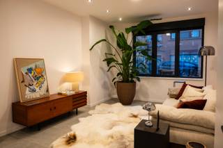 Op centrale ligging nabij het centrum van Oostende bevindt zich dit knap gerenoveerde pareltje.<br />Mooie ruimtes die baden in natuurlijk licht en een kwalitatieve afwerking zorgen ervoor dat deze woning uniek is in zijn soort.<br /><br />Dit knap gerenoveerde pand omvat een inkomhal, lichtrijke woonkamer met grote raampartijen, volledig ingerichte open keuken met AEG-toestellen, gastentoilet en een extra ruimte met zeer veel potentieel om ingericht te worden tot leeshoek/wasruimte/bureauruimte. Op de eerste verdieping bevinden zich de master-bedroom met een annex ruimte, ideaal als dressing en een luxueus afgewerkte badkamer met inloopdouche. De bovenste verdieping van deze woning omvat nog twee ruime slaapkamers met moderne gasten-badkamer.<br /><br />Als kers op de taart beschikt deze bovendien nog over een volledig aangelegde tuin met perfecte oriëntatie en een praktische droge en bruikbare kelder.<br />Deze woning werd niet alleen klassevol, kwaliteitsvol, maar ook energetisch afgewerkt met 5 zonnepanelen, waardoor deze woning beschikt over een EPC-A.<br /><br />Maak nu uw afspraak via; michiel@vastgoedvanhoye.be of 0495/81.93.33 voor het bezoekmoment en wie weet word jij de nieuwe bewoner van dit unieke pand. <br />Startprijs 430.000€ (Iedere bieding maken wij over aan de verkopers)