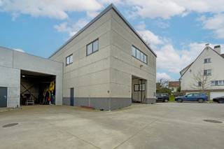 Bedrijfsgebouw verdeeld over twee niveaus van elk 201 m², strategisch gelegen langs de N9 Gent–Brussel. De autosnelwegen E40 en E17 bevinden zich op slechts enkele minuten rijden, wat zorgt voor een vlotte bereikbaarheid.<br />Het gelijkvloers is ideaal geschikt als magazijn- of opslagruimte, terwijl de eerste verdieping ingericht kan worden als kantoorruimte.<br /><br /><strong>Oppervlakte:</strong><br />Gelijkvloers: 201 m² (ca. 20 m x 10 m)<br />Eerste verdieping: 201 m²<br /><br /><strong>Specificaties:</strong><br />Vloer: polybeton<br />Wanden: silex betonpanelen<br />Plafond: sandwichpanelen<br />Structuur: stalen draagstructuur<br />Vrije hoogte gelijkvloers: 3,76 m<br />Vrije hoogte eerste verdieping: min. 2,85 m – max. 3,83 m<br />Sectionale poort: 4 m (b) x 3,25 m (h)<br />Eerste verdieping voorzien van gasgestookte vloerverwarming<br />Sanitair aanwezig<br />Onmiddellijk beschikbaar.<br /><br />Het pand wordt verkocht via een aandelentransactie (share deal), waarbij de aandelen van de vennootschap die eigenaar is van het vastgoed worden overgedragen. Het betreft dus geen klassieke verkoop van het onroerend goed (asset deal).<br /><br />Contacteer Henry Van Tornhout voor bijkomende inlichtingen, plannen of een vrijblijvend plaatsbezoek via 0474 13 37 93 of via henry@kmovastgoed.be<br /><br />EPC: C<br />Stedenbouwkundige inlichtingen: bouwvergunning, geen verkavelingsvergunning, Ambachtelijke bedrijven en kmo's, 1 voorkooprecht, geen rechterlijke herstelmaatregel of bestuurlijke maatregel opgelegd. Geen overstromingsgevoelig gebied, geen afgebakende oeverzone. <br />G score: A<br />P score: A<br /> 