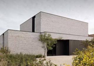 UNIEKE BOUWGROND MET VERGUNNING – ZUIDWEST TUIN EN OPEN ZICHT - AGRARISCH GEBIED<br /><br />Op zoek naar een bouwgrond waar je meteen kan starten?<br />Deze mooie bouwgrond van 882 m² voor open bebouwing is ideaal gelegen in een rustige straat en biedt een zeldzame combinatie van ruimte, oriëntatie en uitzicht.<br /><br />Troeven:<br /><br />Perceel van 8a82ca<br />Straatbreedte van 22 m – perfect voor open bebouwing<br />Zuidwest georiënteerde tuin – zon tot ’s avonds<br />Achteraan agrarisch gebied – blijvend open zicht en maximale privacy<br />Bouwdiepte van 17 m<br /><br />Extra troef:<br />Er is reeds een bouwvergunning met plannen beschikbaar voor een moderne woning. (Optioneel)<br />Dit betekent: onmiddellijk starten met bouwen, zonder lange wachttijden of onzekerheid.<br /><br />Gelegen in een rustige, residentiële omgeving met vlotte verbindingen.<br />Interesse? Neem contact op voor meer info of inkijk in de plannen.<br />+32496 964386