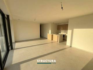 Vous souhaitez nous rendre visite ? Cela est possible UNIQUEMENT sur rendez-vous via notre site web personnel.(Disponible 24h/24 et 7j/7 tant que les réservations ne sont pas complètes) Via le bouton : « Prendre rendez-vous ». Il n'est pas possible de réserver par téléphone ou via des sites web externes.Cet appartement au rez-de-chaussée est situé dans la Résidence Quercus, un environnement calme et sans circulation au cœur de Merchtem.Grâce à sa situation centrale mais sereine, vous profitez ici d’un équilibre parfait entre dynamisme et tranquillité.En entrant dans l’appartement, vous accédez au hall d’entrée avec toilette invités.Le séjour spacieux et lumineux offre un cadre de vie agréable et s’ouvre sur une cuisine ouverte entièrement équipée.L’appartement dispose également de deux chambres à coucher et d’une salle de bains.Depuis le séjour, vous avez un accès direct au jardin privatif avec terrasse, idéal pour se détendre.Caractéristiques :- Situation idéale au centre de Merchtem- Appartement au rez-de-chaussée- Séjour spacieux avec cuisine ouverte- 2 chambres à coucher- Jardin privatif avec terrasse- Emplacement de parking inclus - Environnement calme et sans circulation- Garantie locative : 3 mois