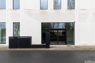 Het pand maakt deel uit van R-Plaza, recent gebouwd, met o.a. sportwinkels, apotheek, warenhuizen, kantoren, …. een zeer veelzijdige site met veel parkeerplaats. <br />* EPC A. <br />* 535,8m2 x 1795 euro<br />* Prachtige terrassen met plaats voor ultieme merkreclame<br />* Excl. gemeenschappelijke delen + terras 63.2 x 800 euro/m2 ) <br />* 10 eigen parkeerplaatsen beschikbaar x 12.000 Euro / pl.<br />* Zonnepanelen op dak<br />* Topligging met schitterende visibiliteit langs de Rijksweg.<br />* Rumbeke  (langs de Rijksweg nabij de op-en afrit van de E403) <br />* Prachtige zijvleugel op de eerste verdieping met uitstekende oriëntatie en sanitaire blok.<br />* Zonlicht in namiddag<br />* 21% btw <br />* Mogelijks in 2-3 aparte kantoren in te delen met vergaderzaal en gemeenschappelijke sanitaire blok <br /><br />Heb jij een vrij beroep, ben je manager van een firma of ben je een zelfstandige die op zoek is naar een polyvalente ruimte?<br />Kom dan zeker langs. <br /><br />Prijs bespreekbaar !!<br /><br />Verhuring 8.5-11 Eur per m2 / per maand<br /><br />Nieuwbouw kantoorruimte in project R. Plaza. Prachtige zichten rondom deze verbluffende site.<br />Maakt deel uit van een groter geheel van in totaal 4 kantoorgebouwen.<br /><br />De  unieke combinatie van werken, ontspanning en zorg op 1 locatie.<br /><br />Bel ons vrijblijvend op voor een bezoek en info. Wij begeleiden u graag met de glimlach op zoek naar uw droomwoning &amp; commercieel pand. T. 051 62 40 40.