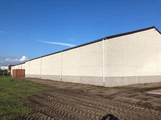 <br />Centraal gelegen recente nieuwbouw loods te huur:<br />Zeer recente nieuwbouw loods/ opslag/ magazijn (600 m²) te huur.<br />Beschikbare/ gewenste oppervlakte in onderling overleg te bespreken.<br />Zeer centraal gelegen op 1,5 km van de steenweg Deinze te Nazareth en op 3 km van de oprit en afrit E 17 te Deinze.<br />Waardoor dit de perfecte ontsluiting biedt naar zowel Deinze, regio Gent, Kortrijk, Oudenaarde, …. <br />Voldoende buitenparkeermogelijkheden ter beschikking.<br />Op afgesloten terrein.<br />Beschikbaar vanaf 1 maart 2026.<br />Deze recente nieuwbouw opslagruimte is gebouwd met silexbeton (sandwichpanelen) voorzien van een lichtstraat, geïsoleerd dak en polybetonvloer.<br />Schuifpoorten dewelke een totale breedte (doorgang) bieden van 10 meter op een hoogte van 4,8 meter.<br />De opslagruimte heeft een vrije (nok) hoogte van 8 meter.<br />Technische specificaties;<br />Volgende voorzieningen en vermogen zijn aanwezig:<br />Stopcontacten op 230 V<br />Drijfkracht 380 V<br />Binnen en buiten: voldoende ledverlichting.<br />Beschikbaarheid in onderling overleg, alsook indien nodig een kleinere of grotere oppervlakte gewenst is.<br />Kortom; een centraal gelegen en betaalbare stockageruimte.<br />Ideaal voor het stockeren van kampeerwagens, mobilhomes, boten, oldtimers, …. m.a.w. allerlei roerend materieel.<br />Deze loods kan zowel dienen voor particuliere - als zelfstandige kandidaten.<br /><strong>Prijs per maand:</strong><br /><strong>* 1.000,00 € exclusief verbruik nuts (elektriciteit) voor 300 m².<br />* 2.000,00 € exclusief verbruik nuts (elektriciteit) voor 600 m²</strong><br />Naargelang het doel en gebruik kan er een tussenteller geplaatst worden om verbruik van nutsvoorzieningen afzonderlijk te verrekenen.<br />Naargelang het doel en gebruik; dient de verzekerde waarde of activiteiten afgesloten te worden door de huurder.