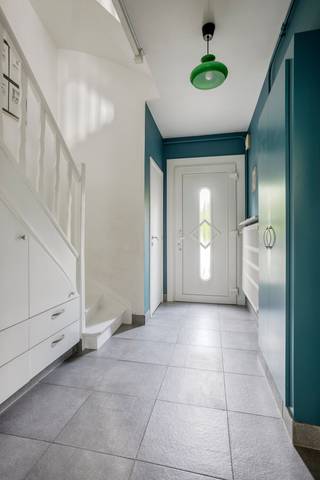 <p>Op zoek naar een instapklare woning met aangename leefruimtes, een gezellige tuin en voldoende ruimte voor het hele gezin? Dan is deze charmante woning zeker een bezoek waard. Dankzij de praktische indeling, de ruime kamers en de verschillende bergruimtes biedt de woning heel wat comfort en mogelijkheden.</p><p> </p><p>Bij het binnenkomen wordt u verwelkomd in een ruime inkomhal met vestiaire en een afzonderlijk toilet. De inkomhal zorgt meteen voor een aangename eerste indruk en biedt voldoende plaats voor jassen en schoenen.</p><p>De woonkamer vormt het hart van de woning en beschikt over een gezellige cassette, die zorgt voor extra sfeer tijdens de koudere maanden. Dankzij de aangename oppervlakte is er voldoende ruimte voor zowel een comfortabele zithoek als een eetplaats.</p><p>Aansluitend bevindt zich de volledig geïnstalleerde keuken. De keuken is praktisch ingericht met voldoende werk- en opbergruimte. Vanuit de keuken is er rechtstreeks toegang tot de aangrenzende berging, wat zorgt voor extra praktische opbergruimte.</p><p>Een absolute troef is de rechtstreekse toegang vanuit de keuken naar de gezellige, zonnige tuin. Het terras vormt de ideale plek om buiten te genieten, terwijl de tuin voldoende ruimte biedt voor ontspanning, spelende kinderen of gezellige momenten met familie en vrienden.</p><p> </p><p>Op de eerste verdieping bevinden zich twee ruime slaapkamers. Eén van de kamers beschikt bovendien over een ingebouwde kast, wat zorgt voor extra opbergruimte. De nachthal geeft verder toegang tot de badkamer, ingericht met een douche in bad, een aparte bureauruimte en een bijkomende berging.</p><p>De tweede verdieping biedt nog een ruime derde slaapkamer. Deze kamer beschikt over maar liefst twee afzonderlijke bergingen/dressingruimtes, waardoor er hier bijzonder veel mogelijkheden zijn voor kleding, hobby's, administratie of extra stockage.</p><p> </p><p>De woning is instapklaar en werd doorheen de jaren goed onderhouden. Zo werd de keuken vernieuwd in 2008 en werd in datzelfde jaar ook het dak vernieuwd en geïsoleerd. Daarnaast beschikt de woning over rolluiken en vliegenramen, wat bijdraagt aan het dagelijks wooncomfort.</p><p> </p><p>Een instapklare woning met een gezellige buitenruimte en een uitstekende basis om er meteen uw thuis van te maken.</p>