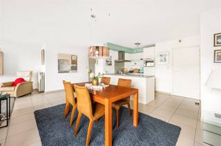 <p>Cet appartement de 96 m² est situé au deuxième étage d'un immeuble bien entretenu, sur la Bredabaan. Grâce à son excellent emplacement, vous bénéficiez d'un accès aisé aux transports en commun, aux écoles, aux axes routiers ainsi qu'à divers restaurants et commerces dans les environs. L'appartement dispose d'une terrasse de 8 m² orientée sud-est offrant une vue magnifique sur le parc Bouckenborgh, ce qui garantit un cadre de vie agréable et verdoyant. L'agencement comprend un espace de vie lumineux avec accès direct à la terrasse, une cuisine ouverte entièrement équipée, deux chambres, une salle de bains avec douche, des toilettes séparées et un débarras avec raccordement pour une machine à laver.</p><p>De plus, deux places de parking peuvent être acquises au prix de 20 000 € chacune.</p><p>Cet appartement prêt à emménager allie espace, luminosité et emplacement exceptionnel avec une belle vue, et est idéal pour ceux qui souhaitent vivre confortablement dans un quartier central.</p>