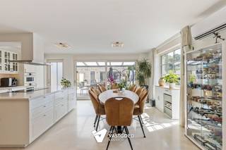 <p><span>Moderne en energiezuinige kangoeroewoning op unieke locatie in Mol-Rauw</span></p><p><span> </span></p><p><span>Belangrijkste troeven:</span></p><p><span>Recente woning (bouwjaar 2020)</span></p><p><span>Energiezuinige kangoeroewoning met EPC 65 en 75 kWh/m²</span></p><p><span>30 zonnepanelen en vloerverwarming</span></p><p><span>Driedubbele beglazing en automatische rolluiken</span></p><p><span>Volledig rolstoelvriendelijk met extra brede deuren</span></p><p><span>Aparte praktijk-, bureau- of hobbyruimte mogelijk</span></p><p><span>Tuinkamer/kantoor van ca. 50 m² met eigen keuken en sanitair</span></p><p><span>Garage, berging en laadpaal aanwezig</span></p><p><span>Rustige en groene ligging nabij de meren van Mol-Rauw</span></p><p><span> </span></p><p><span>Moderne woning combineert comfortabel wonen met tal van mogelijkheden.</span></p><p><span>Deze energiezuinige kangoeroewoning combineert comfortabel wonen met maximale flexibiliteit. Dankzij de praktische indeling is de woning perfect geschikt voor zorgwonen, een praktijk aan huis of wonen en werken. </span></p><p><span>De groene tuin en de volledig ingerichte tuinkamer van ca. 50 m² vormen daarbij een absolute meerwaarde.</span></p><p><span> </span></p><p><span>Bekijk zeker ook de 3D virtuele rondleiding en de grondplannen met afmetingen. Zo krijgt u van thuis uit al een perfect beeld van wat deze unieke eigendom te bieden heeft.</span></p><p><span>Wenst u meer info of een vrijblijvende bezichtiging, contacteer dan ons kantoor op het nummer 014 39 99 99 en wij helpen u graag verder.</span></p>