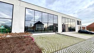 Recente KMO unit op 360m2 bestaande uit ca. 338m2 bruikbare vloeroppervlakte en 5 parkeerplaatsen die zijn inbegrepen (3 vooraan de unit en...