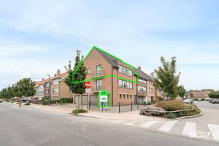 Ben je op zoek naar een ruim en comfortabel appartement te koop in Blankenberge? Dit aangename appartement van 94 m² combineert een praktische indeling met een rustige ligging en biedt volop mogelijkheden als vaste woonst, tweede verblijf of investering.<br /><br />Bij het binnenkomen valt meteen de aangename ruimte en praktische indeling op. De woonst beschikt over een ruime leefruimte, twee slaapkamers, twee toiletten, een badkamer en een terras waar je in alle rust van de buitenlucht kunt genieten. Dankzij de mooie oppervlakte van 94 m² biedt dit appartement voldoende plaats voor wie comfortabel wil wonen aan de kust. Het pand dateert uit 1998 en is onmiddellijk beschikbaar, waardoor je snel van je nieuwe stek kunt genieten.<br /><br />De rustige ligging in Blankenberge vormt een aangename uitvalsbasis voor zowel permanente bewoning als een investering. Tegelijkertijd profiteer je van alles wat Blankenberge te bieden heeft: de kust, winkels, horeca en tal van recreatiemogelijkheden bevinden zich in de nabije omgeving. Ook op het vlak van parkeergelegenheid zit je hier goed. De garagebox met voorliggende staanplaats kan optioneel worden aangekocht.<br /><br />Wil je dit appartement in Blankenberge graag met eigen ogen ontdekken? Vraag vandaag nog je bezoek aan bij Anthony De Clerck van Immo Francois. Vanuit het kantoor aan de Grote Markt 1 in Blankenberge helpt hij je graag verder en begeleidt hij je persoonlijk tijdens het aankoopproces.<br /><br />Denk je eraan om je woning in Blankenberge te verkopen? Neem vrijblijvend contact op met Anthony De Clerck van Immo Francois in Blankenberge voor een gratis schatting via anthony@immofrancois.be.<br /><br />