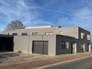 Bent u op zoek naar een goed gelegen en veelzijdige bedrijfsruimte die zowel functioneel als strategisch is?Dit volledig gerenoveerde industriële...