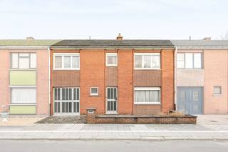 Kindvriendelijk gelegen gezinswoning met 4 slaapkamers, garage en volop potentieel – GullegemOntdek deze charmante gesloten bebouwing in het hart van...