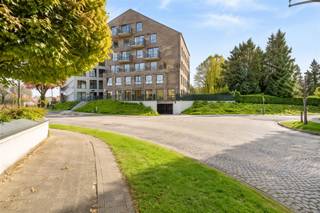 <p>Laatste 6 appartementen! Dit modern nieuwbouwproject ROOTS is rustig gelegen met zicht op groen, op wandelafstand van het station en het CENTRUM. Aangename terrassen en/of tuinen, lichtrijke leefruimtes met open geïnstalleerde keukens, volledige afwerking, en zo goed als opleverklaar. Ondergrondse parkeerplaatsen en bergingen. Bijna-energieneutraal (max E30): vloerverwarming voorzien. Wenst u het modelappartement te bezichtigen: guido@immobeguin.be</p>