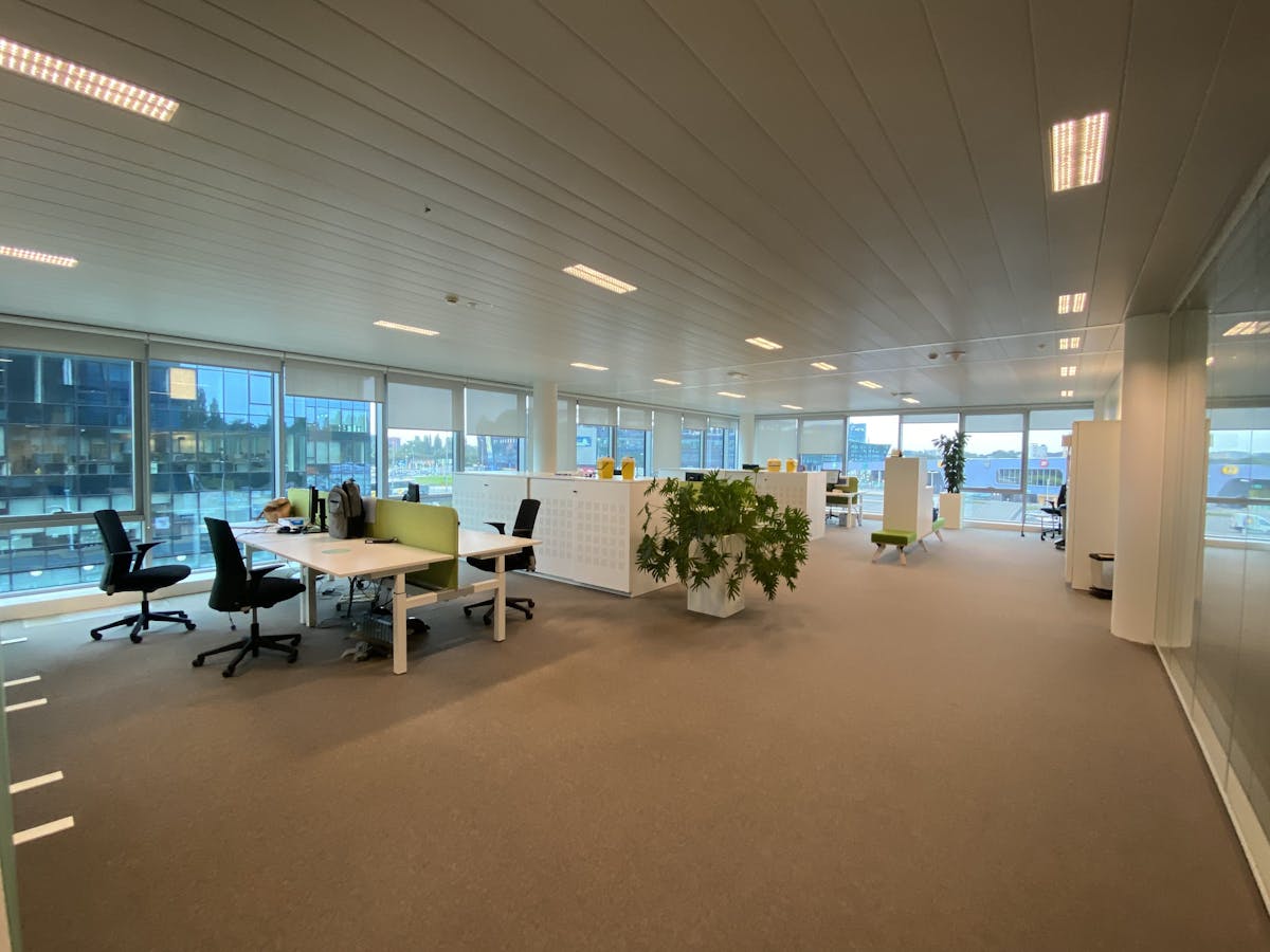 Offices (365 m² - 625 m²) for rent at R4 in Merelbeke - photo 3