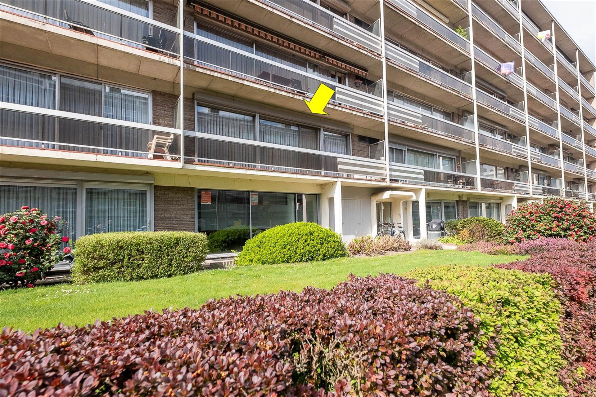 Verzorgd appartement met 2 slaapkamers, dressing, terras en kelder. Garagebox + € 25.000 - foto 1