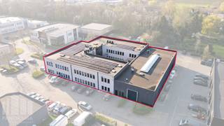 Uitstekend gelegen bedrijfsgebouw met <strong>1.773 m²</strong> <strong>kantoorruimte en 455 m² opslagruimte</strong> te huur met visibiliteit vanaf de bedrijvige Pontbeeklaan aan de rand van Brussel (Zellik).<br /><br />De <strong>kantoorruimtes</strong> bevinden zich in het kwalitatieve <strong>Sphere Business Park</strong> , het gebouw is opgebouwd uit een stevige betonstructuur en is uitgerust met moderne technieken zoals TL/LED-verlichting, ventilatiesystemen, een warmtepomp en airco die zowel kan verwarmen als koelen. Verwarming gebeurt via een recente gasketel, wat zorgt voor extra efficiëntie. Met maar liefst <strong>100 zonnepanelen</strong> biedt dit pand een vooruitstrevend antwoord op hedendaagse energie-uitdagingen. Naast functionele troeven zoals een lift, camerabewaking en <strong>56 privatieve parkeerplaatsen</strong>, beschikt het gebouw ook over een ruime, rustige binnentuin, een volledig uitgeruste fitness en een luxueuze keuken.<br /><br />De <strong>opslagruimte,</strong> met een vrije hoogte van 5m en geïsoleerd dak, is bijzonder functioneel en kwalitatief afgewerkt, ideaal voor diverse logistieke of bedrijfsmatige toepassingen. Opgetrokken in een solide betonstructuur met polybetonvloeren die een belasting tot 3 T/m² aankunnen, biedt deze ruimte de nodige stevigheid voor zowel zware als lichte opslag. Dankzij een grote lichtstraat en efficiënte LED-verlichting is de ruimte aangenaam verlicht. <strong>2 sectionale poorten</strong> van elk 3 m B x 4 m H zorgen voor een vlotte toegang. <br /><br />Fenomenale bereikbaarheid dankzij de nabijheid van de R0 en de E40.<br /><br />Dit pand is ideaal voor verschillende doeleinden en biedt dankzij de moderne infrastructuur en energiezuinigheid een bijzonder interessante kans voor wie in de toekomst wil investeren. Ideaal voor eigen exploitatie of als investering.<br /><br />Aarzel niet en contacteer<strong> PANORAMA B2B</strong> voor bijkomende inlichtingen, plannen of een plaatsbezoek <strong>0477 09 00 09</strong>.