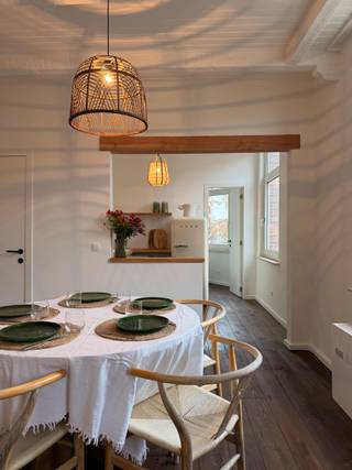 Instapklaar en lichtrijk hoekappartement met 2 slaapkamers in het groene Schoten.<br /><br />Op de eerste verdieping van een kleinschalig gebouw bevindt zich dit charmante en instapklare hoekappartement met een bewoonbare oppervlakte van ca. 64 m².<br /><br />Dankzij de hoekligging geniet het appartement van een uitzonderlijke lichtinval, wat zorgt voor een aangename en open leefruimte. De warme renovatie en verzorgde afwerking maken dit een ideale woonst voor wie zonder zorgen wil verhuizen.<br /><br />De leefruimte sluit aan op een charmante open keuken, uitgerust met een nieuw inductievuur en een recente koelkast met diepvries. Verder beschikt het appartement over twee slaapkamers en een volledig vernieuwde badkamer met ligbad, toilet, ruim badkamermeubel en aansluiting voor wasmachine.<br /><br />Het wooncomfort wordt extra versterkt door de aanwezigheid van airconditioning. Bovendien werd de elektriciteit volledig vernieuwd en is deze conform, en zorgt de gunstige EPC-score voor een energiezuinige en toekomstgerichte investering.<br /><br />De kleinschaligheid van het gebouw garandeert een rustige woonomgeving zonder vaste kosten, wat dit appartement bijzonder interessant maakt zowel voor eigen bewoning als investering.<br /><br />Gelegen in het groene Schoten combineert dit appartement een rustige ligging met een centrale bereikbaarheid. Openbaar vervoer bevindt zich vlakbij, met vlotte verbindingen in alle richtingen.<br /><br />Kortom: een lichtrijk, instapklaar appartement op een topligging, ideaal voor starters of investeerders.