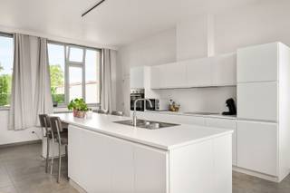 In de voormalige gemeenteschool van Oostkerke, deelgemeente van Diksmuide, huisvest deze gerenoveerde woning met volgende...
