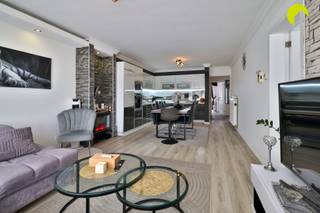 <p><span>Cet appartement prêt à emménager, situé au 1er étage d'un petit immeuble à proximité de commerces, d'établissements de restauration conviviaux, d'écoles, des transports en commun et d'un parc paisible, est à la recherche d'un nouveau propriétaire.</span></p><p><span>On pénètre dans limmeuble par le hall dentrée commun, puis on accède au premier étage par lescalier.</span></p><p><span>La porte dentrée donne sur le couloir équipé de placards encastrés, doù lon peut accéder à toutes les pièces.</span></p><p><span>On arrive ensuite dans lagréable salon avec cuisine ouverte, équipée de tous les appareils électroménagers et offrant suffisamment despace de rangement.</span></p><p><span>Le salon donne également accès à lune des chambres.</span></p><p><span>La salle de bains rénovée est équipée dune grande douche à litalienne, dun lavabo, de toilettes et dun raccordement pour lave-linge.</span></p><p><span>Enfin, le couloir donne accès à deux chambres spacieuses ; depuis la plus petite chambre, on peut accéder à la terrasse.</span></p><p><span> </span></p><p><span>Permettez-moi de vous résumer les atouts de cet appartement :</span></p><p><span>° Prêt à emménager, avec trois chambres</span></p><p><span>° Pièces joliment rénovées et lumineuses</span></p><p><span>° Salle de bains avec douche à l'italienne, WC </span></p><p><span>° Couloir avec placards intégrés</span></p><p><span> </span></p><p><span> </span></p><p><span>PEP 150 kWh/(m²/an) - label B</span></p><p><span>Score P : A et score G : A</span></p><p><span> </span></p><p><span>Pour plus dinformations ou pour une visite sur place, appelez-nous au 03-449 42 41 ou envoyez-nous un e-mail à hallo@habicom.be.</span></p><p><span>Vous souhaitez connaître la valeur de votre logement ? Vérifiez-la gratuitement sur www.watismijnhuiswaard.be </span></p>