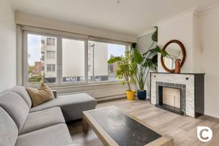 <p><span>Lichtrijk hoekappartement met 2 slaapkamers, terras en een gezellige buurt </span></p><p><span> </span></p><p><span>Dit gezellige appartement van ca. 85 m² (volgens EPC) is gelegen in het levendige Borgerhout en combineert comfort, lichtinval en een praktische indeling. Dankzij de grote raampartijen en de ligging als hoekappartement geniet u hier van een aangename, lichtrijke woonomgeving. Bovendien is de elektrische installatie conform en beschikt het gebouw over een lift.</span></p><p><span> </span></p><p><span>Indeling</span></p><p><span>Via de inkomhal komt u in de ruime en open leefruimte, waar grote raampartijen zorgen voor een overvloed aan natuurlijk daglicht. De open keuken is volledig uitgerust met de nodige toestellen en sluit aan op het terras, waar u heerlijk kunt genieten van een rustig moment in de buitenlucht.</span></p><p><span>Het appartement beschikt over twee volwaardige slaapkamers, beide met een aangename lichtinval en voldoende ruimte om comfortabel in te richten.</span></p><p><span>De badkamer is uitgerust met een ligbad en een lavabomeubel. Het toilet bevindt zich in een aparte ruimte. Daarnaast is er een praktische berging met aansluitingen voor een wasmachine en droogkast.</span></p><p><span>Tot slot beschikt het appartement over een private kelderberging op verdieping -1, ideaal voor extra opslagruimte.</span></p><p><span> </span></p><p><span>Extra troeven</span></p><ul><li><span>Lichtrijk hoekappartement</span></li><li><span>Bewoonbare oppervlakte van ca. 85 m² volgens EPC</span></li><li><span>Twee volwaardige slaapkamers</span></li><li><span>Terras aansluitend op de keuken</span></li><li><span>Volledig uitgeruste open keuken</span></li><li><span>Badkamer met ligbad en lavabomeubel</span></li><li><span>Apart toilet</span></li><li><span>Praktische berging met aansluitingen voor wasmachine en droogkast</span></li><li><span>Lift aanwezig in het gebouw</span></li><li><span>Elektrische installatie conform</span></li><li><span>Centrale ligging in het bruisende Borgerhout</span></li><li><span>Mobiscore: 9,5/10</span></li><li><span>Op boogscheut van Boelaerpark</span></li></ul><p><span>Bent u op zoek naar een lichtrijk appartement met een praktische indeling en alle nodige comfort op een centrale locatie? Dan is dit appartement zeker een bezoek waard!</span></p><p><span> </span></p>