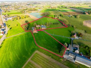 Fantastically located farm on the border between Izegem and Lendelede. A project with enormous potential thanks to a plot of approximately 45,000...