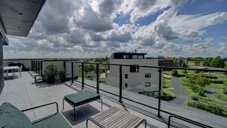 Prachtig, instapklaar penthouse van 137m² met uniek panoramisch dakterras van 86m² in het mooie parkdomein 'Alice Nahon' van 1 hectare 31 are.Rustig...