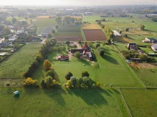<p><span>BOECHOUT/VREMDE</span><span>: Uniek domein bestaande uit hoeve, schuur en stallen</span></p><p><span>In het hart van het landelijke Vremde ontvouwt zich achter een uitgestrekt perceel van circa 19.000 m² een eigendom dat zelden zijn gelijke kent. </span></p><p><span>Dit landgoed biedt niet alleen ruimte, maar ook een levensstijl waarin rust, architectuur en natuur elkaar versterken.</span></p><p><span>Het domein bestaat uit drie afzonderlijke gebouwen die samen één krachtig geheel vormen. De voormalige hoeve werd grondig vernieuwd en uitgebreid, met respect voor het verleden en oog voor hedendaags comfort. Authentieke balken en karaktervolle materialen gaan er hand in hand met grote raampartijen en een open, lichtrijk interieur.</span></p><p><span>Op het gelijkvloers vindt u onder meer een ruime leefkeuken, praktische wasplaats, apart toilet, bureau, een royale leefruimte en een sfeervolle wijnkelder. </span></p><p><span>De verdieping herbergt een aparte studio met slaapkamer en badkamer, beide met uitzicht op het omliggende groen. Daarnaast zijn er nog twee bijkomende slaapkamers, een douche, dressing, sauna en een extra toilet.</span></p><p><span>Wat vandaag als schuur wordt omschreven, is in werkelijkheid een indrukwekkende multifunctionele ruimte met eigen keuken. Perfect als atelier, tentoonstellingsruimte, privéverzameling of inspirerende plek voor workshops en coachings. Het charmante voormalige bakkershuisje beschikt over twee slaapkamers en een badkamer, ideaal als gastenverblijf, kangoeroewoning of rustige werkplek.</span></p><p><span>Verder beschikt het domein over een recent gebouwd, hoogwaardig stallencomplex met piste. De biologische moestuin, omringd door fruitbomen en bloemen, maakt het plaatje compleet voor wie bewust en groen wil leven. Overname van de inboedel is bespreekbaar.</span></p><p><span>Een eigendom met eindeloze mogelijkheden en uitstraling komt maar zelden beschikbaar een unieke kans voor wie op zoek is naar een buitengewone woon- en belevingsplek.</span></p><p><span> </span></p><p><span>BIJZONDERHEDEN:</span></p><p><span> </span></p><p><span>- Rustige ligging te midden de natuur, omgeven door groen en uitgestrekte velden</span></p><p><span>- De eigendommen werden volledig gerenoveerd en verkeren in perfecte toestand</span></p><p><span>- Multifunctioneel en geschikt voor meerdere doeleinden</span></p><p><span> </span></p>