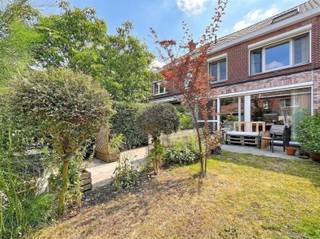 <p><span>Deze woning heeft een uitstekende locatie nabij het UZ Gent, campus De Sterre, campus Ardoyen (Technologiepark) en verschillende scholen. Ze is gemakkelijk bereikbaar via verschillende openbaar vervoersmogelijkheden: op minder dan 500 meter afstand vindt u de haltes van bus 5, tram 2 &amp;  tram 4, en het treinstation Gent-Sint-Pieters ligt op minder dan 2 kilometer. Tevens is de woning goed te bereiken met de wagen via de verschillende toegangswegen (R4/E17/E40) in de buurt. Op 15' fietsen bent u in het centrum van Gent.</span></p><p><span> </span></p><p><span>De woonst wordt betreden via de inkomhal dewelke toegang geeft tot het aparte toilet en de opbergkelder (8,3m²). De lichtrijke leefruimte heeft een oppervlakte van 36,7m² en beschikt over een open keuken. Deze is uitgerust met een vaatwasser, keramische kookplaat, dampkap, oven en koelkast. Via de grote raampartijen krijgt u toegang tot de tuin met zuidwestelijke oriëntatie. In de tuin is er een opbergplaats voorzien en een overdekt terras met glazen afsluiting. </span></p><p><span> </span></p><p><span>Op de eerste verdieping zijn volgende ruimtes terug te vinden: 2 slaapkamers (16m² en 10.5m²), een badkamer (6.2 m²) en een aparte open ruimte dewelke kan dienst doen als bureauruimte/ dressing/ berging. De badkamer is voorzien van een regendouche, dubbele wastafel en een aansluiting voor een wasmachine. Een derde slaapkamer vinden we terug op de zolderverdieping. Deze kan ook perfect ingericht worden als bureauruimte, hobbykamer,... </span></p><p><span> </span></p><p><span>U geniet  van uiterste comfort in de woning: alle vensters zijn voorzien van vliegenramen &amp; gordijnen, de slaapkamers beschikken over elektrische rolluiken en in de keuken geniet u van zonnewering. De woonst is uiterst geschikt voor een koppel of een klein gezin.</span></p><p><span> </span></p><p><span>Contract van 1 jaar, mogelijkheid tot verlenging</span></p><p><span> </span></p>