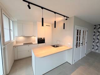 Genk - centrum : Volledig gerenoveerd, ruim en centraal gelegen appartement met 3 slaapkamers en 2 terrassen.<br /><br />Op zoek naar een instapklaar en centraal gelegen appartement?<br />Dan is dit volledig gerenoveerd en verzorgd appartement met een gezellige<strong> </strong>indeling van woonkamer met open keuken, 3 slaapkamers, 1 badkamer, 2 terrassen ideaal voor wie comfortabel, centraal en rustig wil wonen.<br /><br /><u>Indeling</u><br />Het appartement bevindt zich op de zesde verdieping en beschikt over:
<ul>
<li>Inkomhal voorzien van inbouwkasten/vestiaire</li>
<li>Woonkamer</li>
<li>Open keuken die is uitgerust met grote koelkast, diepvries, inductie kookplaat, combi-oven, spoelbak en vaatwasser</li>
<li>3 slaapkamers met elk een schuifraam en vliegenraam. Elke slaapkamer geeft toegang tot het terras aan de achterzijde.</li>
<li>Badkamer met wastafel, spiegelkast, handdoekradiator en inloopdouche</li>
<li>Apart toilet</li>
<li>Wasplaats met uitgietbak en aansluitingen voor wasmachine en droogkast</li>
<li>Airco's voor koeling en verwarming </li>
</ul>
<u>Troeven:</u>
<ul>
<li>Volledig gerenoveerd appartement </li>
<li>Alle ramen zijn vernieuwd en voorzien van (rol)gordijnen </li>
<li>Topligging in het centrum van Genk</li>
<li>Fietsenberging in de kelder </li>
<li>Vliegenramen</li>
</ul>
<u>Ligging:</u>
<ul>
<li>Vlakbij scholen en winkels</li>
<li>Bushalte op wandelafstand</li>
<li>Vlotte verbinding naar het centrum/autostrade/verbindingswegen</li>
</ul>
<br />Ideaal voor wie comfortabel en centraal wil wonen met alle praktische voorzieningen binnen handbereik.<br /><br />Interesse in dit appartement? Neem dan snel contact op met Jurimex op 089/308.700 of via info@jurimex.be voor meer informatie of een bezichtiging.<br />