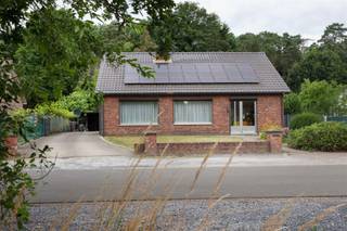 Ruime woning met 5 slaapkamers, residentieel en groen gelegen op een prachtig perceel van 16a24ca Omgeving:+ Groen en centraal gelegen+ Supermarkten,...