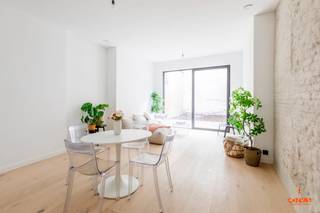 Deze woning is gelegen in het <strong>centrum van Gent nabij de Ajuinlei</strong> en op wandelafstand van winkels, scholen, openbaar vervoer en recreatie mogelijkheden. U geniet van alle rust nabij het hartje van Gent. <br /><br />U komt de woning binnen via een open inkomhal die u brengt naar de volledig geïnstalleerde keuken die naadloos over gaat in de open woonkamer. De woonkamer kan verdeeld worden in een eet- en zithoek. Dankzij de grote raampartijen komt zonlicht binnen in de woning, en heeft u toegang tot het <strong>zuidgeoriënteerde terras</strong>. Via vaste trap gaat u naar de kelder die dienst kan doen als bergruimte. <br /><br />Op het eerste verdiep vindt u een apart toilet, een volledig uitgeruste badkamer met ligbad en inloopdouche en een <strong>en-suite slaapkamer</strong>. Verder op het tweede verdiep heeft u nog een apart toilet, <strong>twee slaapkamers</strong> en een douchekamer. <br /><br />De woning werd <strong>volledig gerenoveerd</strong>: de renovatiewerken werden gestart eind 2024 en zijn afgerond in 2025. Hierdoor geniet u van een <strong>EPC label A: </strong>zonnepanelen, warmtepomp, vloerverwarming ... Daarnaast werd de woning afgewerkt met kwaliteitsvolle materialen. <br /><br />Wenst u deze prachtige woning te bezoeken? Maak gerust uw gegevens over via hallo@convas.be 