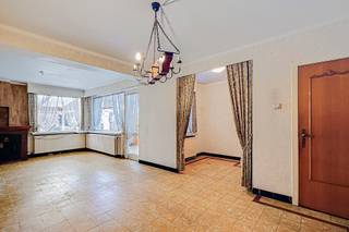 Op te knappen woning in rustige buurt, met stadstuin en 2 privé parkeerplaatsen<br /><br />INDELING<br /><br />Gelijkvloers<br />De inkomhal (6m²) leidt, langs een bureelruimte (7m²) en toilet, naar de woonkamer (34m²), waar achteraan nog een veranda is (8m²) en voldoende natuurlijke lichtinval binnenstroomt.<br />Aansluitend bevindt zich enerzijds de te renoveren keuken (6m²), en anderzijds het overdekt terras (19m²), deels afgesloten.<br /><br />De kelder (11.5m²) is te bereiken vanuit de woonkamer.<br /><br />Verdieping<br />Hier situeren zich 3 slaapkamers (10m² - 9m² - 9m²) en de badkamer (8m²), met bad, lavabo en toilet.<br /><br />2de verdieping<br />Een extra slaapkamer (18 m²) bevindt zich hier, naast de zolderruimte (8m²).<br /><br />Tuin<br />De charmante stadstuin geniet van de ochtend- en middagzon, en heeft achteraan een praktische berging.<br />Aan de woning bied het overdekt en verwarmd terras met zonnewering een mooi zicht op de tuin.<br /><br />BIJZONDERHEDEN<br />- EPC label D<br />- voorgevel: hoogrendementsglas<br />- achtergevel: houten schrijnwerk, enkel glas<br />- verwarming op gas<br /><br />POSITIEVE ASPECTEN<br />- leuke woning met charmant karakter en potentieel<br />- goede ligging: rustige buurt doch dichtbij de ring en het centrum<br />- gezellige tuin<br /><br /><em>Stedenbouwkundige inlichtingen in aanvraag</em>