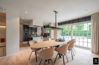 Contemporary detached villa located in a quiet area of Knokke.Layout: entrance hall with cloakroom and guest toilet. Spacious and bright living and...