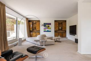 Prachtig hoekappartement op toplocatie in de gegeerde wijk Messidor, op wandelafstand van het Brugmannpark, gelegen in een stijlvolle residentie.<br /><br />Het appartement bevindt zich op de tweede verdieping en beschikt over een inkomhal met vestiaire en gastentoilet. De ruime, lichtrijke leefruimte met salon en eetkamer geeft rechtstreeks uit op een zuidwestgericht terras met optimale zoninval.<br /><br />De volledig uitgeruste Bulthaup-keuken is functioneel en van hoge kwaliteit.<br /><br />Het nachtgedeelte omvat een master bedroom met dressing en en-suite badkamer, een tweede slaapkamer en een wasruimte. Mogelijkheid tot herindeling naar 3 slaapkamers en 2 badkamers.<br /><br />Hoogwaardige afwerking met o.a. gepolierd beton, ingemaakte kasten, marmer, airconditioning en alarmsysteem.<br /><br />Gelegen in een groene, residentiële buurt nabij winkels, restaurants en openbaar vervoer.<br /><br />Twee kelders inbegrepen, autostaanplaats (25.000 €)