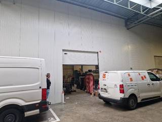 De opslagruimte is gelegen in de bedrijvenzone Belcrown te Deurne en heeft een oppervlakte van 150 m².De unit is uitgerust met een gepolierde...