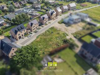 <strong>PERCEEL BOUWGROND (LOT 8) VOOR OPEN BEBOUWING OP 6A18CA IN MAASEIK.</strong><br /><br />Droomt u van een vrijstaande woning op een rustige locatie met een uitstekende bereikbaarheid? Dan is dit perceel bouwgrond voor open bebouwing aan de De Fraipontweg 23 in Maaseik precies wat u zoekt. Lot 8 maakt deel uit van een nieuwe, kwalitatieve verkaveling en heeft een perceeloppervlakte van 618m². Dankzij de bestemming voor open bebouwing geniet u van maximale ontwerpvrijheid om uw ideale woning te realiseren, volledig afgestemd op uw wensen en levensstijl.<br /><br /><strong>TROEVEN</strong><br />- Bouwgrond voor open bebouwing.<br />- Perceeloppervlakte van 618m².<br />- Gelegen in een nieuwe en verzorgde verkaveling.<br />- Rustige en residentiële woonomgeving.<br />- Vlotte bereikbaarheid van het centrum van Maaseik.<br />- Goede verbinding naar omliggende gemeenten en belangrijke invalswegen.<br />- Ideaal voor gezinnen die op zoek zijn naar ruimte, privacy en wooncomfort.<br />- Reeds uitgewerkt voorontwerp beschikbaar ter inspiratie.<br /><br /><strong>LIGGING</strong><br />De Fraipontweg bevindt zich in een aangename en groene woonomgeving waar rust en bereikbaarheid perfect samengaan. Winkels, scholen, horecazaken en recreatiemogelijkheden bevinden zich op korte afstand, terwijl u thuis geniet van een rustige woonomgeving.<br /><br /><strong>EXTRA TROEF: VOORONTWERP BESCHIKBAAR</strong><br />Voor dit perceel werd reeds een aantrekkelijk architecturaal ontwerp uitgewerkt door architect Karlien Breemans. Dit ontwerp biedt toekomstige bouwers een inspirerend vertrekpunt en geeft onmiddellijk een duidelijk beeld van de mogelijkheden die deze bouwgrond te bieden heeft.<br /><br />De plannen kunnen vrijblijvend worden ingekeken op het kantoor van de architect. Uiteraard bent u niet gebonden aan dit ontwerp en blijft u volledig vrij om uw eigen bouwproject te realiseren binnen de geldende verkavelingsvoorschriften.<br /><br /><strong>VERKAVELINGSVOORSCHRIFTEN</strong><br />De stedenbouwkundige voorschriften van de verkaveling zijn van toepassing. Het verkavelingsplan en de bijhorende voorschriften kunnen geraadpleegd worden via de rubriek ‘Documenten’ op onze website.<br /><br /><strong>EXTRA INFORMATIE</strong><br />- De aanduiding van het perceel op de foto's is uitsluitend indicatief en onder voorbehoud.<br />- Het verkavelingsplan en de stedenbouwkundige voorschriften kunnen worden gedownload via de rubriek ‘downloads’ in onderhavige advertentie op www.n78vastgoed.be.<br />- Het uitgewerkte voorontwerp kan vrijblijvend worden ingekeken op afspraak.<br /><br />Bekijkt u deze advertentie via een andere vastgoedwebsite? Bezoek dan zeker onze website voor de volledige beschrijving, bijkomende informatie en alle beschikbare foto's.