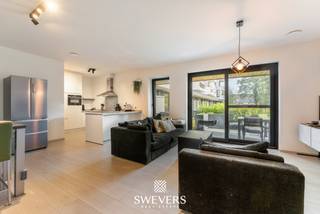 Interesse? Meer informatie op www.SWEVERS.be. - Dit modern en energiezuinig gelijkvloers appartement bevindt zich in de gezellige dorpskern...