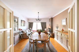 Bekijk dit appartement uitgebreid op www.koosi.beDit gezellige appartement is gelegen op de eerste verdieping van een gebouw dat zeer centraal ligt in het centrum van Mortsel. Alles wat je dagdagelijks nodig hebt is op korte wandelafstand te vinden en de bus- en tramhaltes bevinden zich bijna voor de deur.Langs de trap komen we op de eerste verdieping waar we het appartement betreden via een inkomhal.Als we vervolgens in de living binnenkomen krijgen we direct het gevoel dat dit een gezellig en toch ruim appartement is met een mooi zicht over het gemeenteplein van Mortsel.Centraal is de eetplaats gelegen en het salon bevindt zich aan de voorzijde van het appartement.Achteraan vinden we de halfopen keuken met een extra ontbijttafel en toegang tot een klein terras.Via de gang komen we terecht in een leuke kinderkamer.De badkamer is voorzien van een zitbad/douche en lavabo.Achteraan vinden we een zeer grote slaapkamer die eventueel kan opgedeeld worden in 2 kleinere slaapkamers.Aansluitend op de keuken vinden we een klein terrasje waar het rustig vertoeven is tijdens warme dagen.Het appartement is gelegen in een rustig gebouw, het is voorzien van een eigen verwarmingsinstallatie op gas (condensatieketel).Het appartement beschikt niet over een kelderberging en er is geen lift in het gebouw.