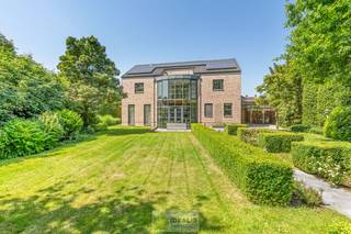 <strong>EXTRA RUIME VILLA MET EEN PRACHTIG LICHTRIJKE LEEFRUIMTE, RUIME KEUKEN, 4 SLAAPKAMERS, 2 BADKAMERS EN EEN RUIM PRAKTIJK/KANTOORGEDEELTE OP EEN RIANT EN CENTRAAL PERCEEL VAN MAAR LIEFST 16A 27CA OP EEN GUNSTIGE LOCATIE NABIJ HET CENTRUM VAN ACHEL! De villa omvat maar liefst +-334m² netto bewoonbare oppervlakte en biedt naast 4 slaapkamers ook een kantoorruimte met archief voor de thuiswerker of om eventueel een vrij beroep uit te oefenen. Een perfect onderhouden woning, uniek in haar soort, omringd door een knappe tuin en voorzien van meerdere parkeerplaatsen. De perfecte plek voor zij die ruimte waarderen en optioneel wonen en werken wensen te combineren. (Mogelijks ook in te richten als kangoeroewoonst)</strong><br /><br /><strong>LIGGING: </strong><br />Deze villa is gelegen in de dorpskern van het gezellige Achel, een steenworp van de Nederlandse grens. Vanuit de villa heeft u binnen enkele passen de toegang tot openbaar vervoer (bus en trein), horeca, supermarkt, sport- en cultuurfaciliteiten. Deze bevindt zich langs een doorgaande weg, op een ruim perceel en biedt tevens een ruime parking om patiënten/cliënten te ontvangen.<br /><br /><strong>INDELING: </strong><br /><strong>Gelijkvloerse verdieping: </strong><br />- Riante ontvangsthal (22m² - natuurstenen vloer en met als eyecatcher de dubbele trap naar de eerste etage) – extra ruime woonkamer (70m², voorzien van parketvloer en natuurstenen vloer, vele raampartijen en extra veel lichtinval) – ruime leefkeuken (21m², voorzien van alle comfort) – sas/achterinkom (14m²) – wasplaats (15m², voorzien van extra veel inbouwkasten) - toilet - praktijkruimte met wachtruimte en apart toilet (51m², uiterst geschikt voor een vrij beroep of thuiswerkers) – bergzolder (35m², afgewerkt) -<br /><br /><strong>Bovenverdieping: </strong><br />- Ruime vide – slaapkamer 1 – nachttoilet – slaapkamer 2 -badkamer 1 (dubbele lavabo en inloopdouche) – slaapkamer 3 – slaapkamer 4 (met prachtig groen zicht op de tuin) – badkamer 2 (ensuite, met dubbele lavabo, ligbad en inloopdouche) -<br /><br /><strong>Kelder:</strong><br />– Koele kelder (20m²) - kruipkelder onder volledige woning behoudens de garage -<br /><br /><strong>Garage: </strong><br />- Dubbele inpandige garage (35m²) - <br /><br /><strong>Tuin: </strong><br />- Schitterend perceel van ca – architecturale woning omgeven door een prachtig volgroeide tuin – omheind - fraai zicht aan achterzijde – tuinhuis met heerlijk overdekt terras -<br /><br /><strong>EXTRA TROEVEN:</strong><br />- Extra ruime woning met riante leefruimten<br />- Praktijkwoning / multifunctionele ruimte / kantoren aan huis / kangoeroewonen<br />- Zeer degelijk en robuust gebouwde woning<br />- Hoogwaardige afwerking<br />- Airco (praktijk, master bedroom en leefruimte)<br />- Alarmsysteem<br />- Hoge plafonds<br />- Zonnepanelen (installatie van 11.000kW)<br />- Opbrengt +- 9.000kW/jaar<br />- Groenestroomcertificaten (+- €330 x 8 à 9 / jaar tot 2031)<br />- Beregeningsinstallatie <br />- Bouwjaar d.d. 1991<br />- Woning in zeer goede staat van onderhoud<br />- Prachtig perceel met riante oppervlakte van 16a 27ca<br />- Gegeerde locatie: Op wandelafstand van het centrum van Achel, alsook op een steenworp van de Nederlandse grens<br /><br /><strong>Stedenbouwkundige Inlichtingen:</strong><br />VG – WG – GDV – GMO – VV - GAB<br /><br /><strong>EPC:</strong> 171kWh/m² <strong>met certificaatnummer:</strong> 20260316-0003825180-RES-S<br /><br />P-score: A<br />G-score: A<br /><br /><strong>O-peil:</strong> Niet overstromingsgevoelig<br /><br /><strong>Benieuwd naar deze knappe woning? Ons IDEALIS Team geeft U met plezier en steeds vrijblijvend de nodige informatie via e-mail, ter plaatse of op ons te kantoor te Pelt.<br />Wenst U advies omtrent uw eigen woning? Graag plannen wij vrijblijvend met U een afspraak in om onze expertise met U te delen, steeds tot Uw dienst!!<br />Neem contact op met IDEALIS VASTGOED op 011/515 565 of mail naar info@idealisvastgoed.be!</strong><br />